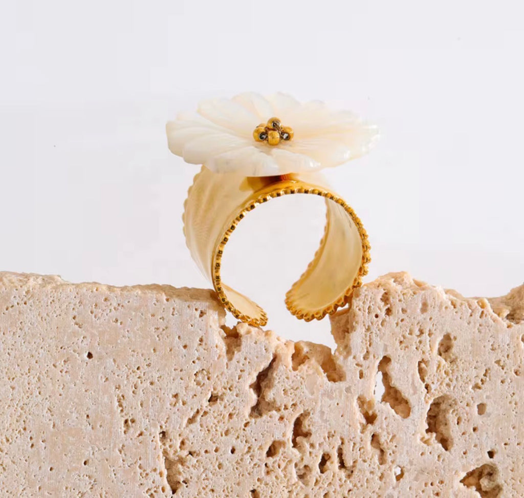 White Resin Flower Ring Gold Plated Statement Band Size 8