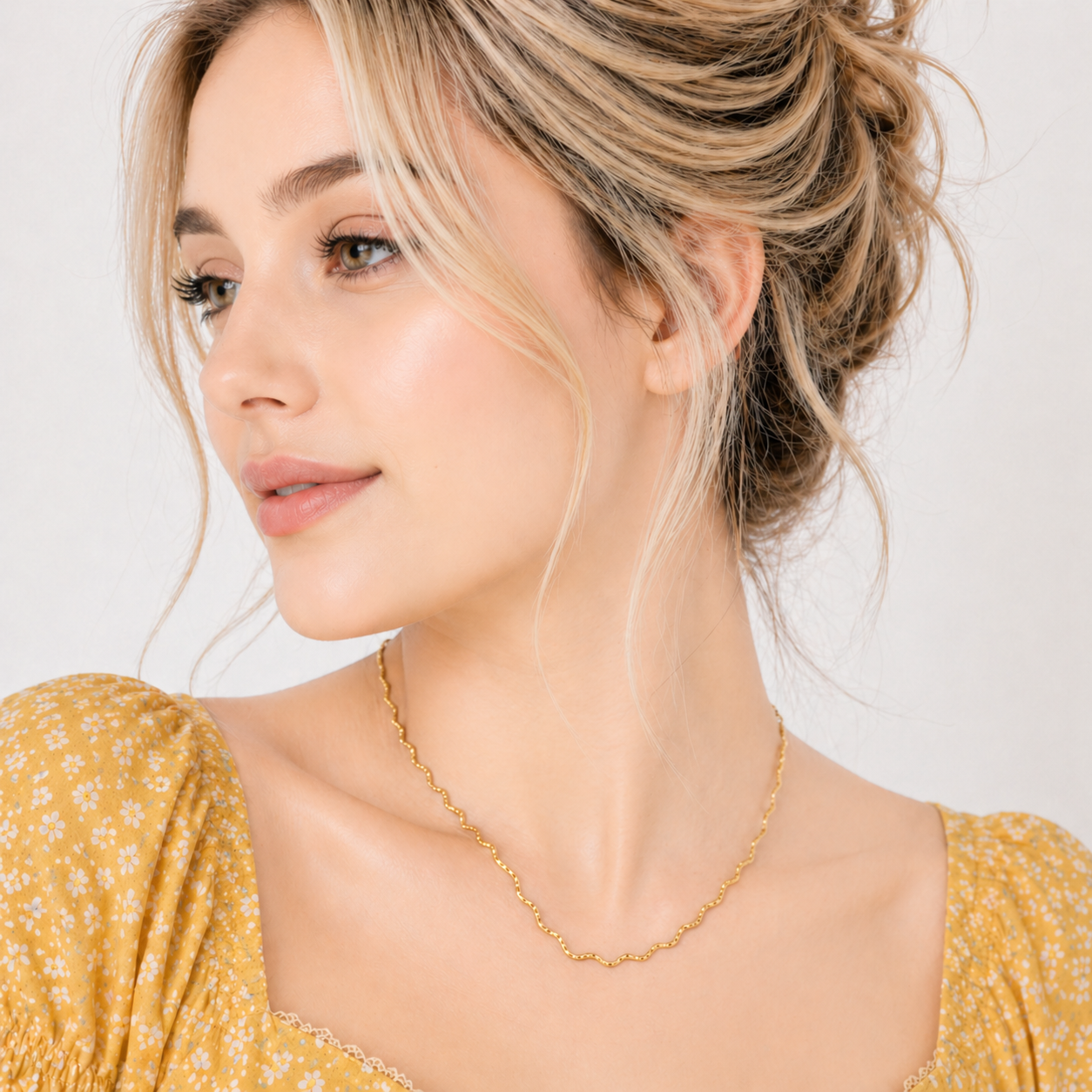 18K Gold Wavy Link Necklace – Stainless Steel, Adjustable